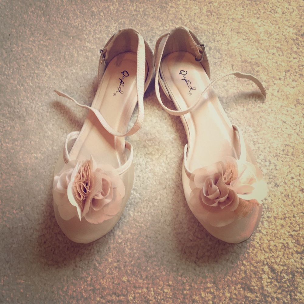 Qupid - size 7.5 cream flats